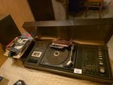 un tourne-disque posé sur un lecteur CD
