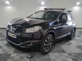 La Nissan QXV noire est garée sur un sol à damier.