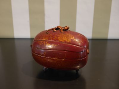 CHINE OU JAPON Boîte compartimentée en forme de courge en la…