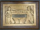 plaque en laiton représentant une femme et un homme jouant au tennis