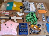 une table sur laquelle se trouvent de nombreux objets, dont une étoile de mer