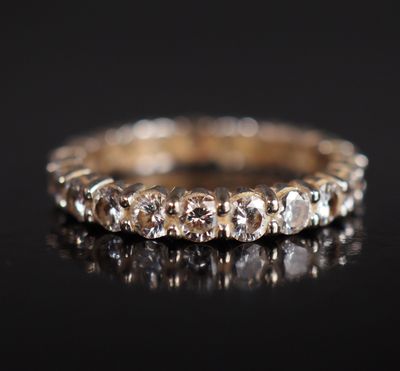 gros plan d'une bague en diamant sur une surface noire