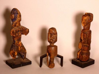 AFRIQUE. Trois statuettes lacunaires en bois à patine de lon…