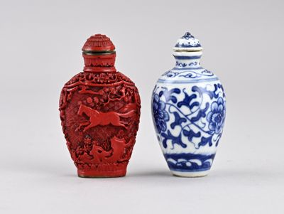 deux vases, un rouge et un bleu, posés l'un à côté de l'autre sur une surface blanche