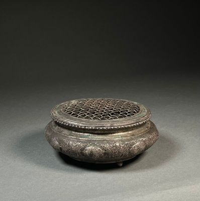 MOYE-ORIENT. BRÛLE-PARFUM de section circulaire, reposant su… - Photo 1