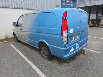 une camionnette bleue garée dans un parking