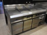 une grande cuisine en inox équipée d'un évier et d'une cuisinière