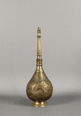 un vase ancien en laiton orné d'un motif décoratif sur le dessus