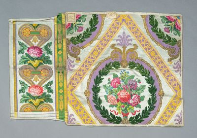 une image représentant un morceau de tissu orné de fleurs et de feuilles