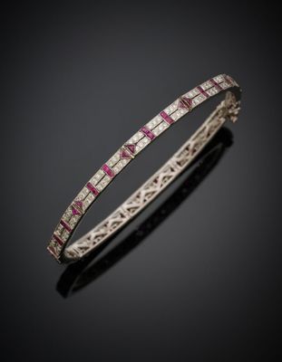 un bracelet rigide orné de rubis et de diamants