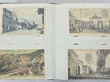 plusieurs anciennes cartes postales représentant une rue et des bâtiments, dans un livre