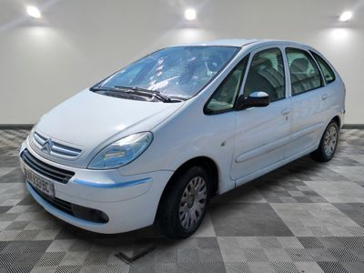 la photo d'une petite voiture blanche garée dans un garage
