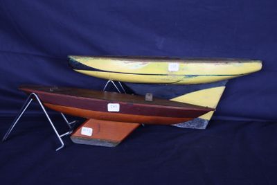trois planches de surf posées sur un support, sur fond bleu