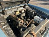 une vieille voiture avec le moteur à l'arrière