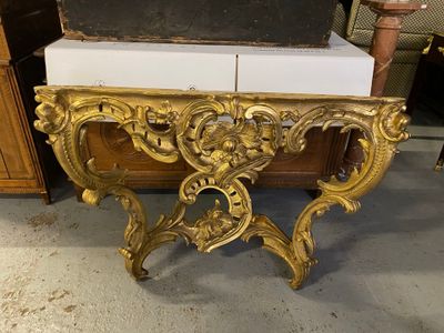 une table dorée surmontée d'un miroir