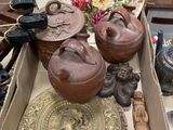une boîte remplie d'objets anciens posée sur une table