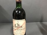 gros plan d'une bouteille de vin sur une table