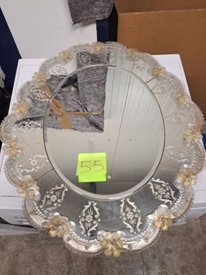 un miroir posé sur une boîte