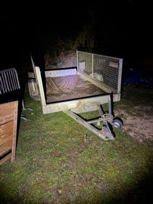 une remorque garée dans l'herbe pendant la nuit