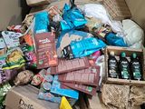 une boîte en carton remplie de nourriture et de friandises posée par terre