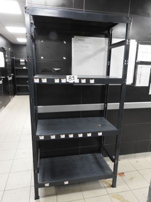 une étagère noire au milieu d'un sol carrelé
