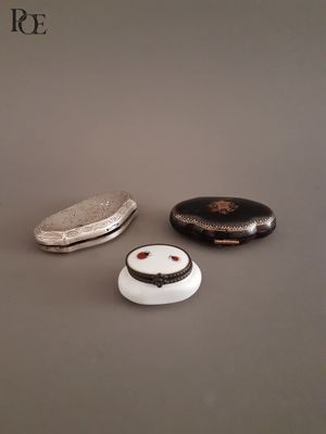trois petits objets posés sur une table