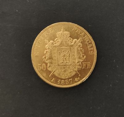 gros plan d'une pièce d'or sur une surface noire