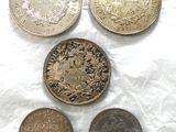 Quatre types de pièces différents sont représentés sur une feuille de papier