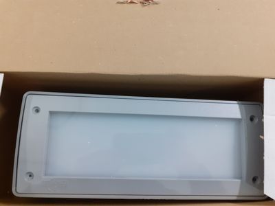 une boîte avec une lumière à l'intérieur, posée sur une table