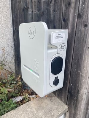 un appareil électronique blanc posé contre une clôture en bois