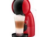 un gros plan sur une tasse de café à côté d'une machine à café