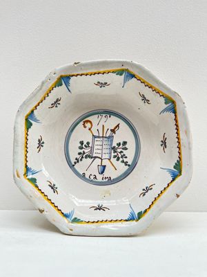 un bol blanc orné d'un motif bleu et jaune
