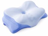 une image représentant un oreiller bleu et blanc sur fond blanc