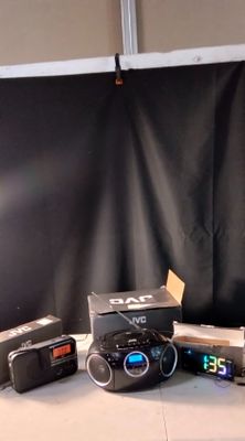 une table sur laquelle sont posés de nombreux appareils électroniques
