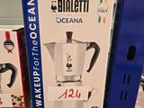 une boîte de café posée sur une étagère dans un magasin