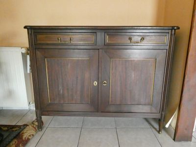 Buffet en acajou, ouvrant à 2 portes et 2 tiroirs, orné de f…