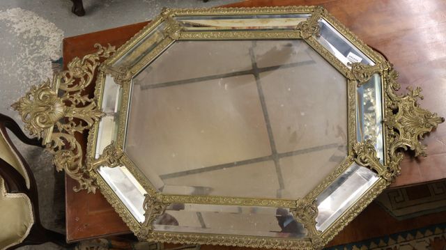 Miroir octogonale à parecloses en bronze ou laiton à fond de bois...