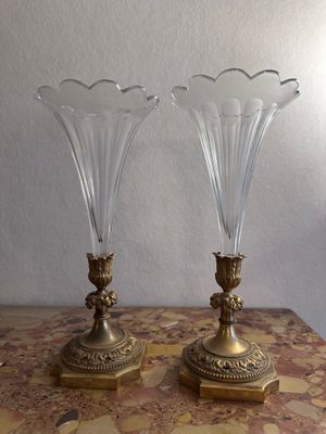 deux vases posés sur une table au plateau en marbre