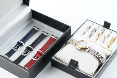 une boîte contenant une montre et d'autres montres
