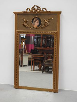 un miroir sur lequel figure le portrait d'une femme
