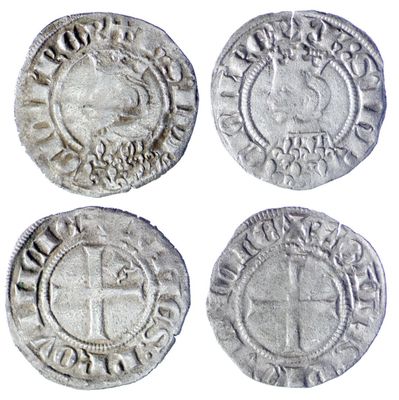 quatre pièces d'argent portant une croix au recto et une couronne au verso