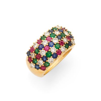 BAGUE JONC présentant un pavage de rubis, saphirs, diamants …