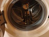 un gros plan d'une machine à laver dont la porte est ouverte
