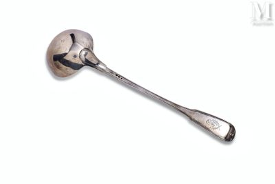une cuillère en argent avec un manche sur une surface blanche