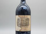 une bouteille de vin rouge dont l'étiquette représente une carte