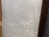 de nombreux rouleaux de plastique entassés par terre