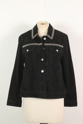 une veste noire sur un mannequin, sur fond blanc