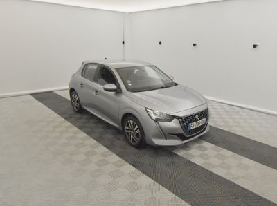La voiture argentée est garée dans le garage de la maison.
