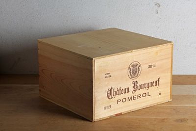 une boîte en bois posée sur une table