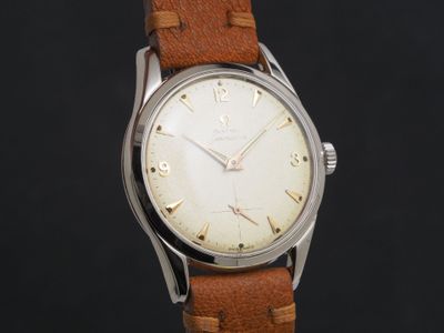 gros plan d'une montre-bracelet avec un bracelet en cuir marron